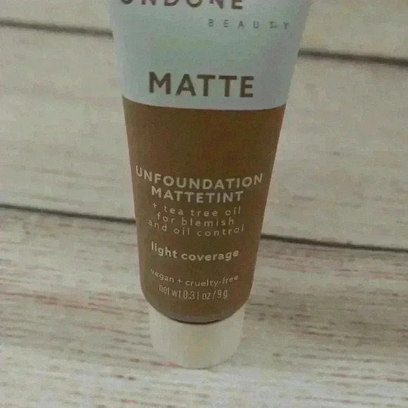 Undone Beauty Matte Light Coverage - Picture 2 of 3